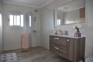 Dusche, Haartrockner, Handtücher