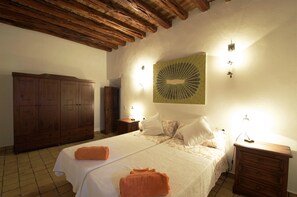 6 Schlafzimmer, Schreibtisch, Bügeleisen/Bügelbrett, Reisekinderbett