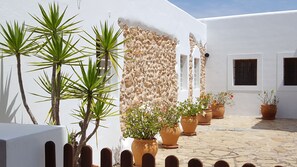 Property grounds - AUTHENTIC IBIZAN TRADITIONAL ARCHITECTURE HOUSE-FAMILY HERITAGE (Sant Miquel de Balansat)