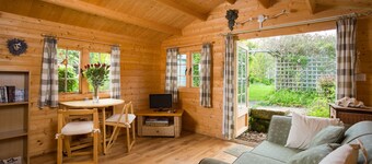 Chalet confortable avec jardin privé charmant et maison d'été.