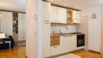 Frigorifero, forno, piano cottura, tostapane