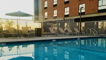 Una piscina al aire libre