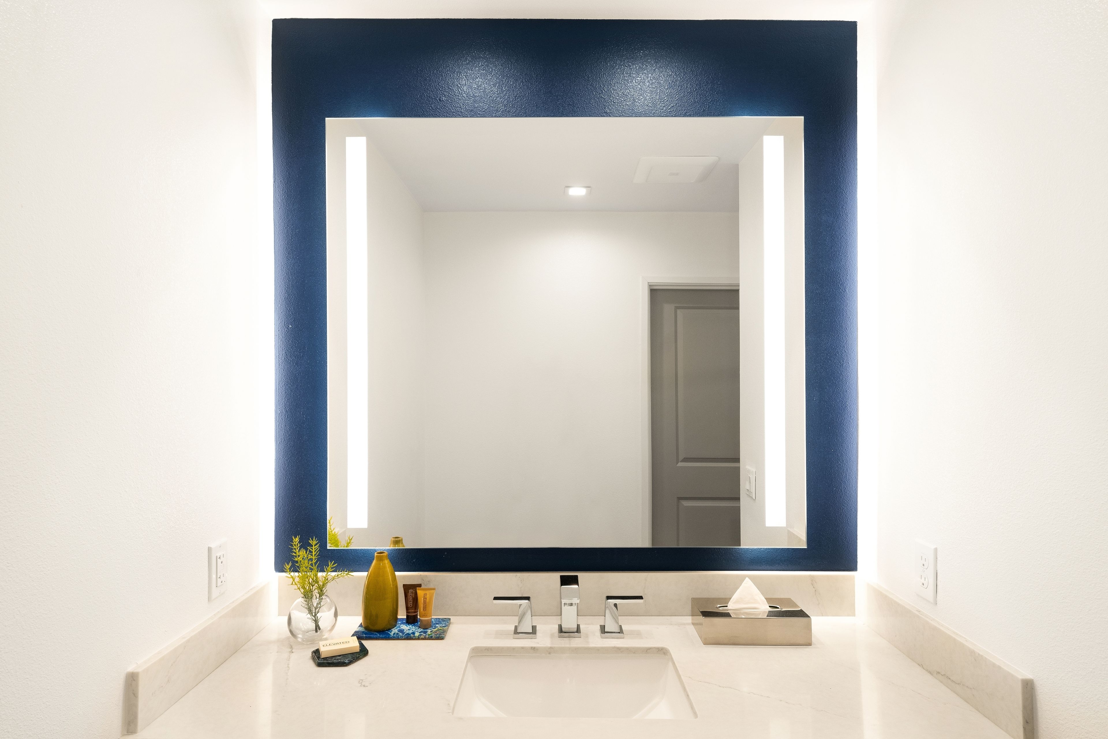 combined shower/bathtub, free toiletries, towels, soap