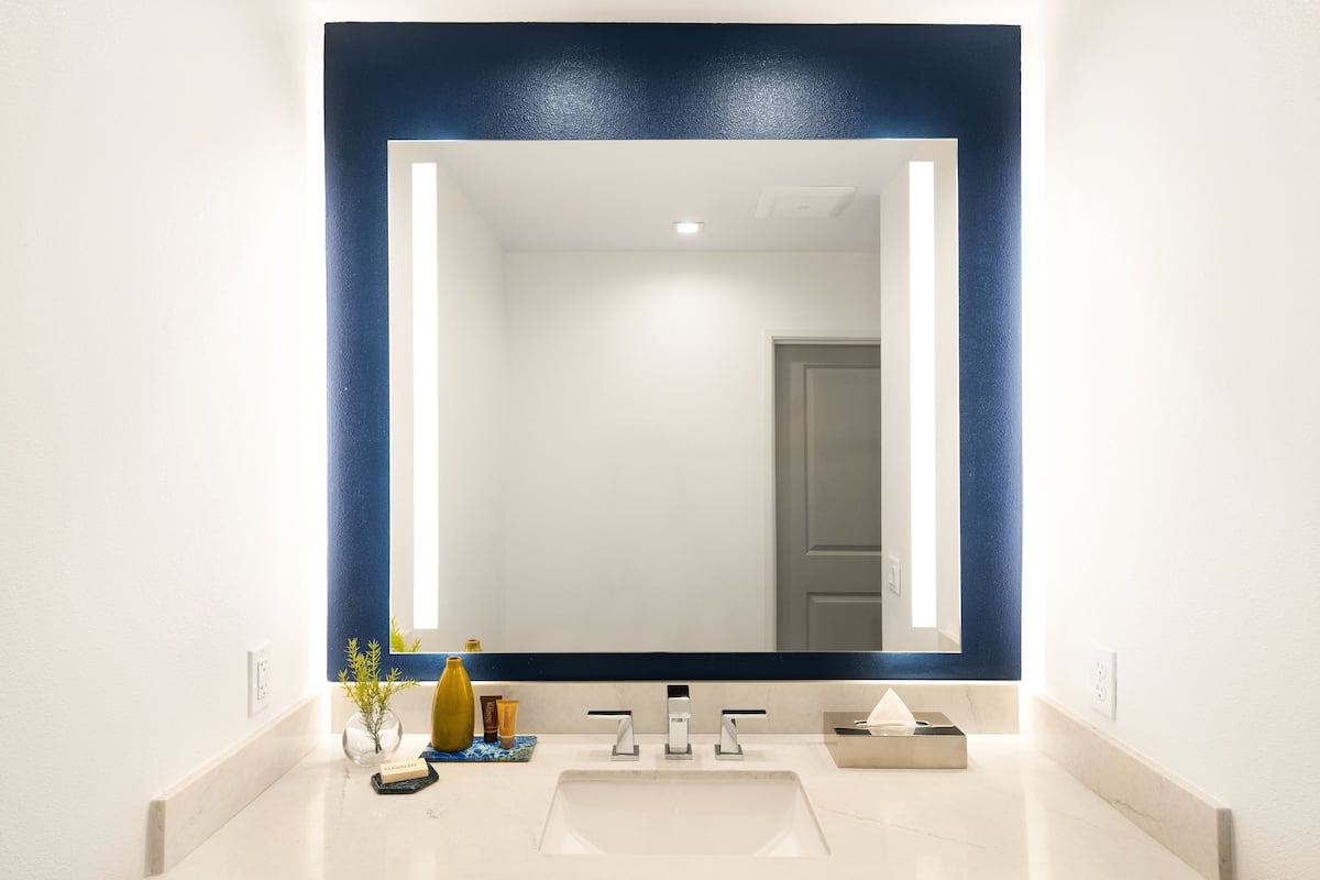 combined shower/bathtub, free toiletries, towels, soap