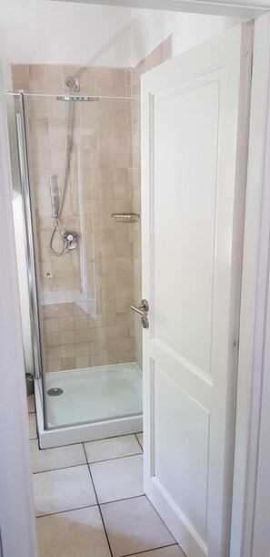Combined shower/tub, hair dryer, bidet, soap - Idyllically situated, comfortable detached country house in a stylish ambience (Dolcedo)