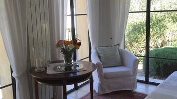 Smart-TV, Bücher, Stereoanlage, Drucker