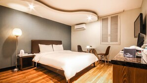 プレミア ルーム | デスク、ノートパソコン用作業スペース、WiFi (無料)