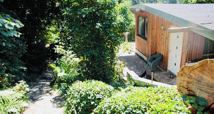 Moderno bungalow con chimenea en una zona verde desde 57 euros por día.