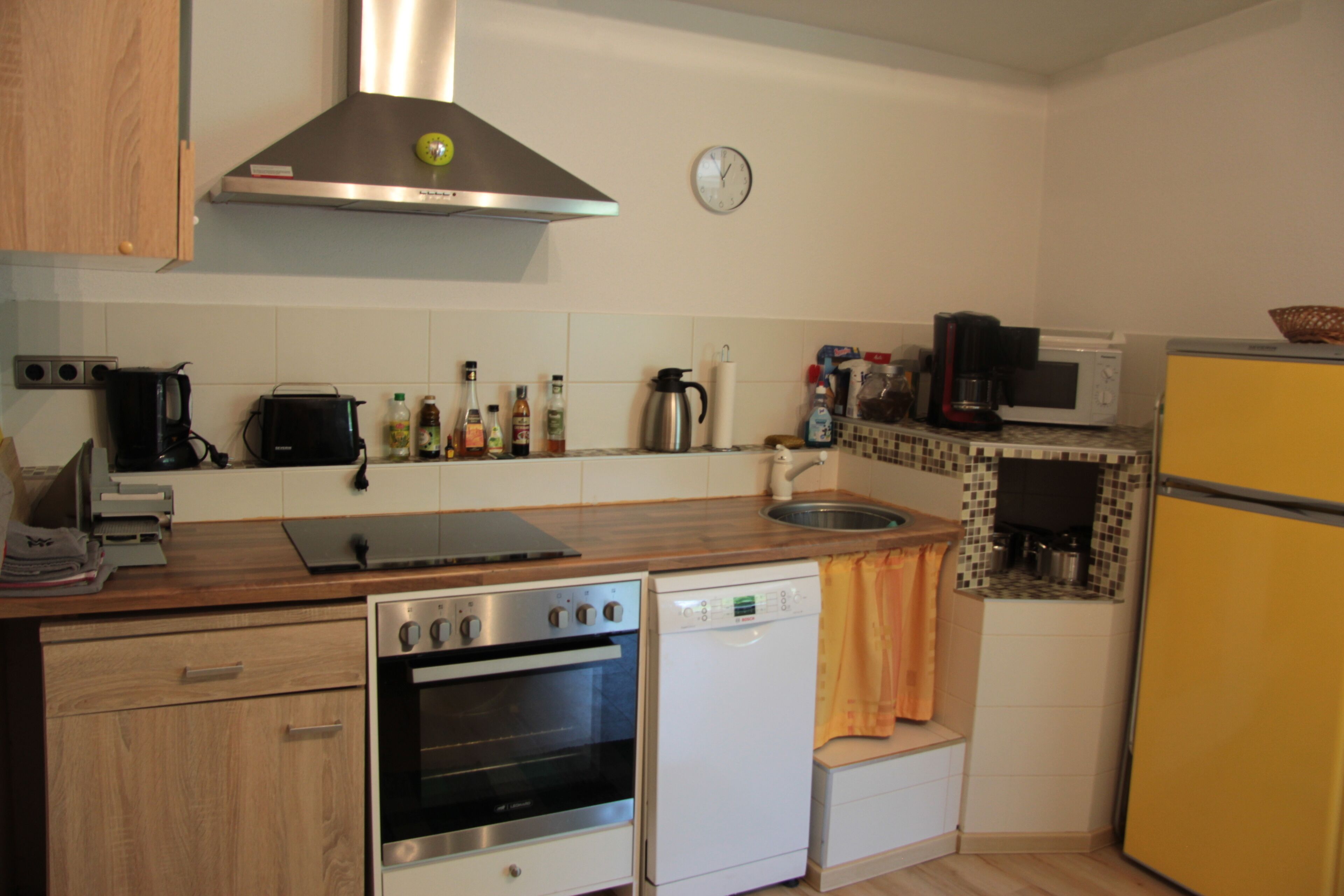 Kühlschrank, Mikrowelle, Ofen, Herdplatte