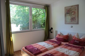 1 habitación, tabla de planchar con plancha y ropa de cama 