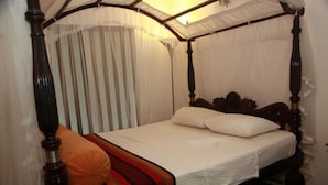 In-room safe, iron/ironing board (on request), WiFi (free), bed sheets - Paradise Garden Resort (Yatiyantota)