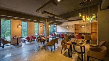 每日供應當地菜式早餐 (每人 CNY18)