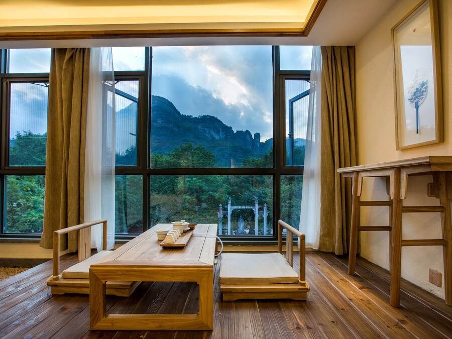 Habitación triple de diseñador, varias camas, refrigerador | Escritorio, cortinas blackout, camas extra y wifi gratis