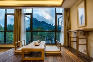 Design trippelrum - flera sängar - kylskåp | Skrivbord, mörkläggningsgardiner, extrasängar och gratis wi-fi