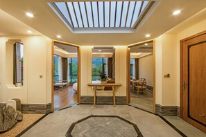 Penthouse Deluxe, 1 habitación, tina | Escritorio, cortinas blackout, camas extra y wifi gratis