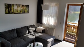 Fernseher, Kamin, Tischtennisplatte, Bücher