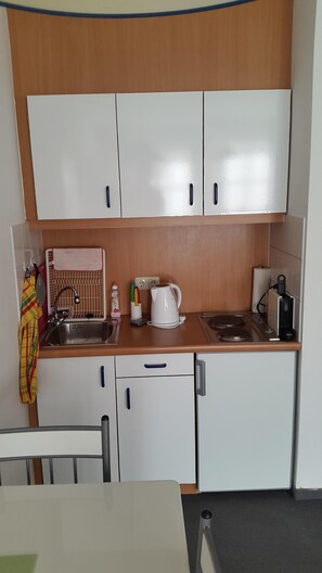 Kühlschrank, Herdplatte, Wasserkocher mit Kaffee-/Teezubehör
