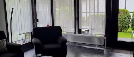 Una Smart TV, un reproductor estéreo