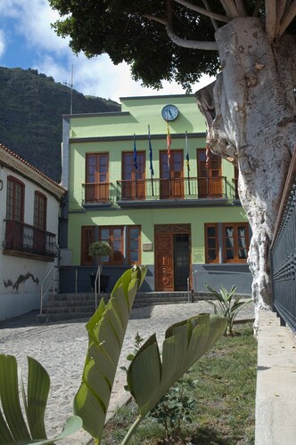 Quiet apartment with sea views
