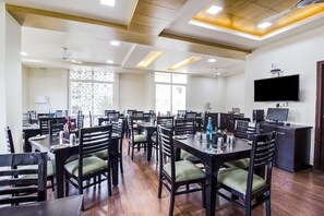 Restaurant - FabHotel The Royal CM Plaza (Jaipur)