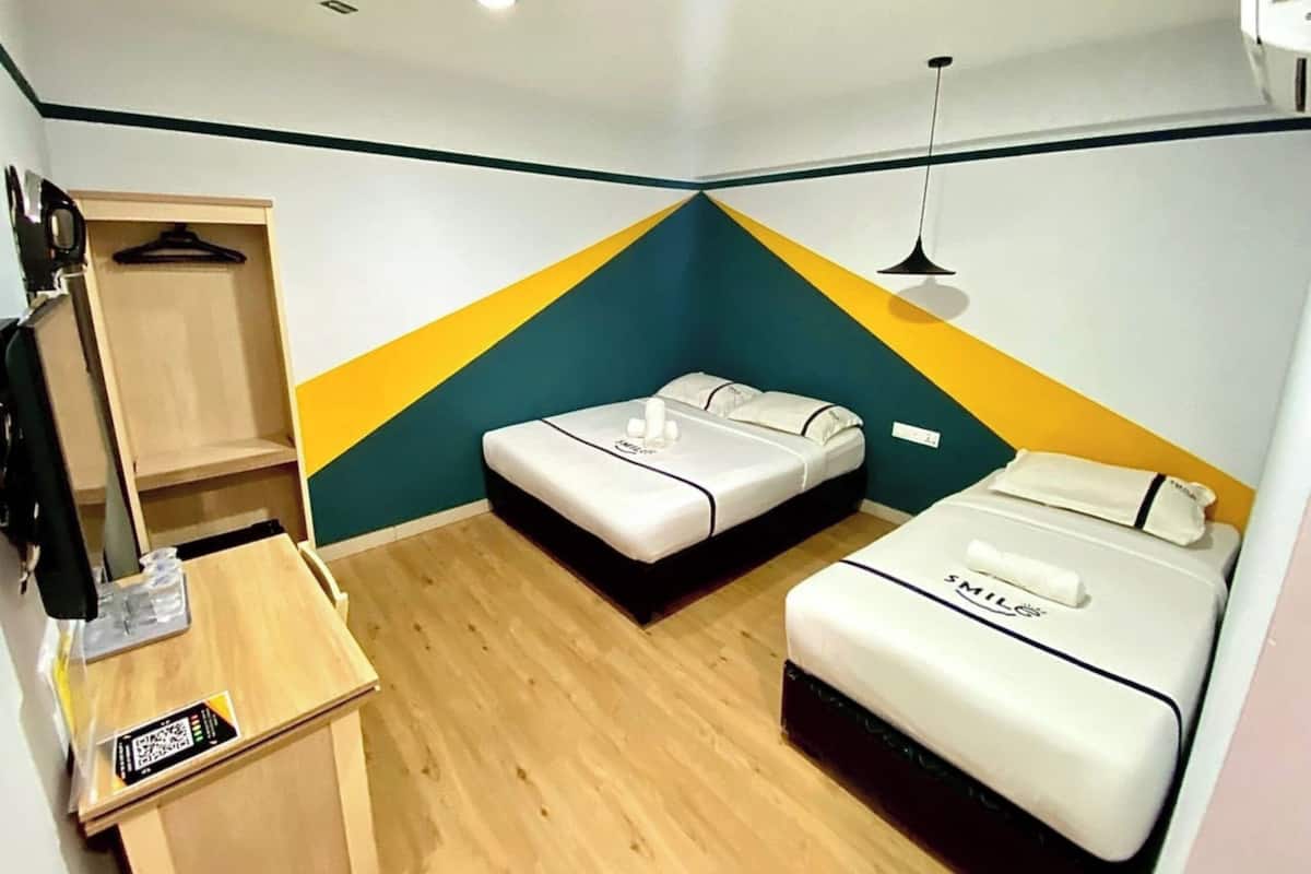 Chambre triple | Coffre-fort, bureau, espace de travail pour ordinateurs portables