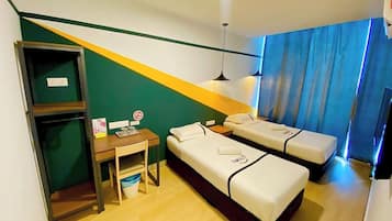 雙床房 | 房內夾萬、書桌、手提電腦工作空間、隔音