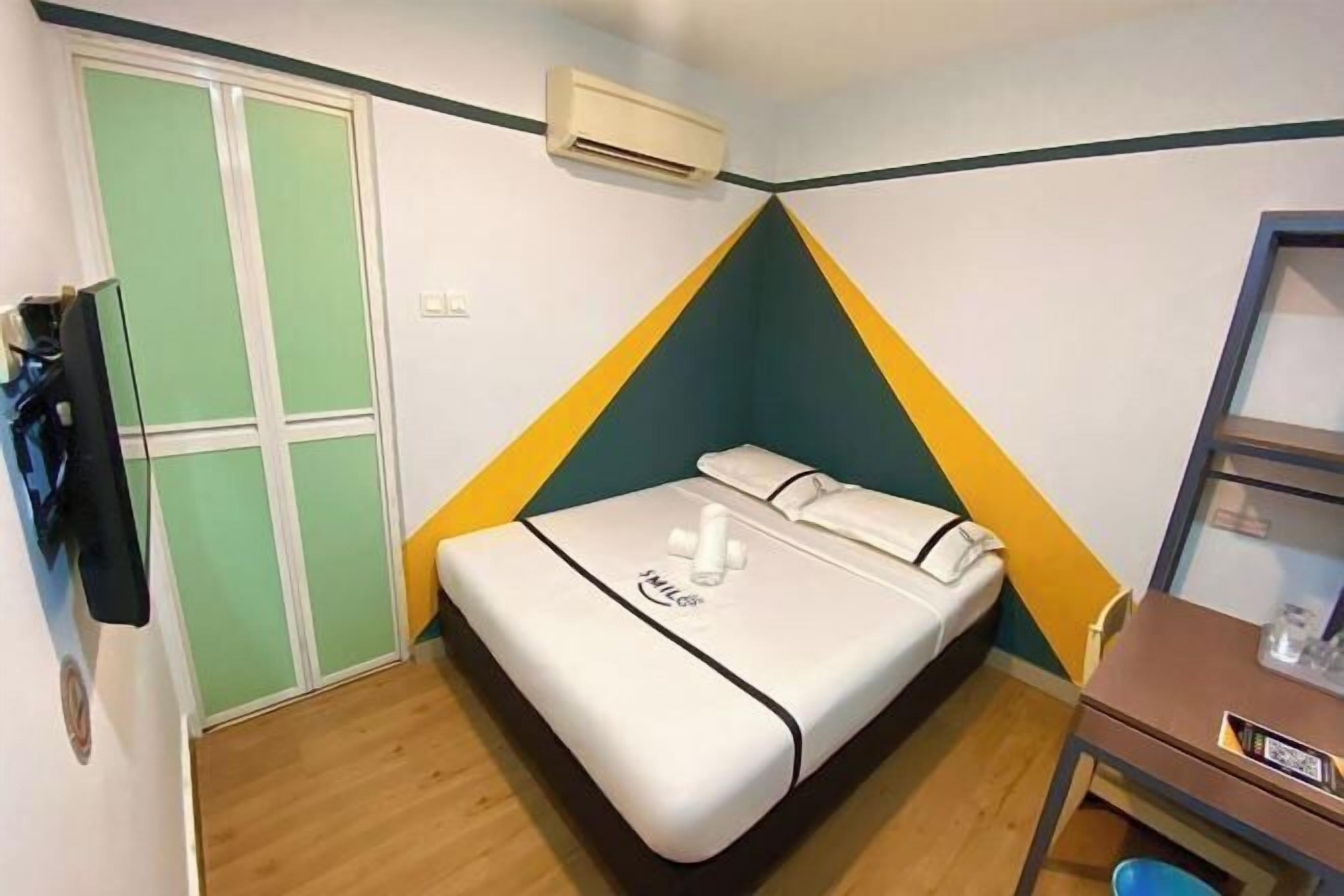 Zimmersafe, Schreibtisch, laptopgeeigneter Arbeitsplatz