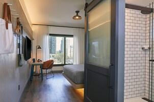 客房内保险箱、办公桌、笔记本电脑工作区、遮光窗帘