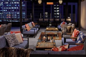 2 บาร์/เลานจ์, บาร์บนดาดฟ้า