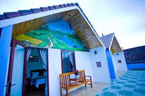 全景双人房或双床房 | 高档床上用品、羽绒被、记忆海绵床垫、迷你吧