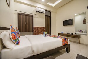Executive Room, Non Smoking | Premium bedding, in-room safe, desk, rollaway beds