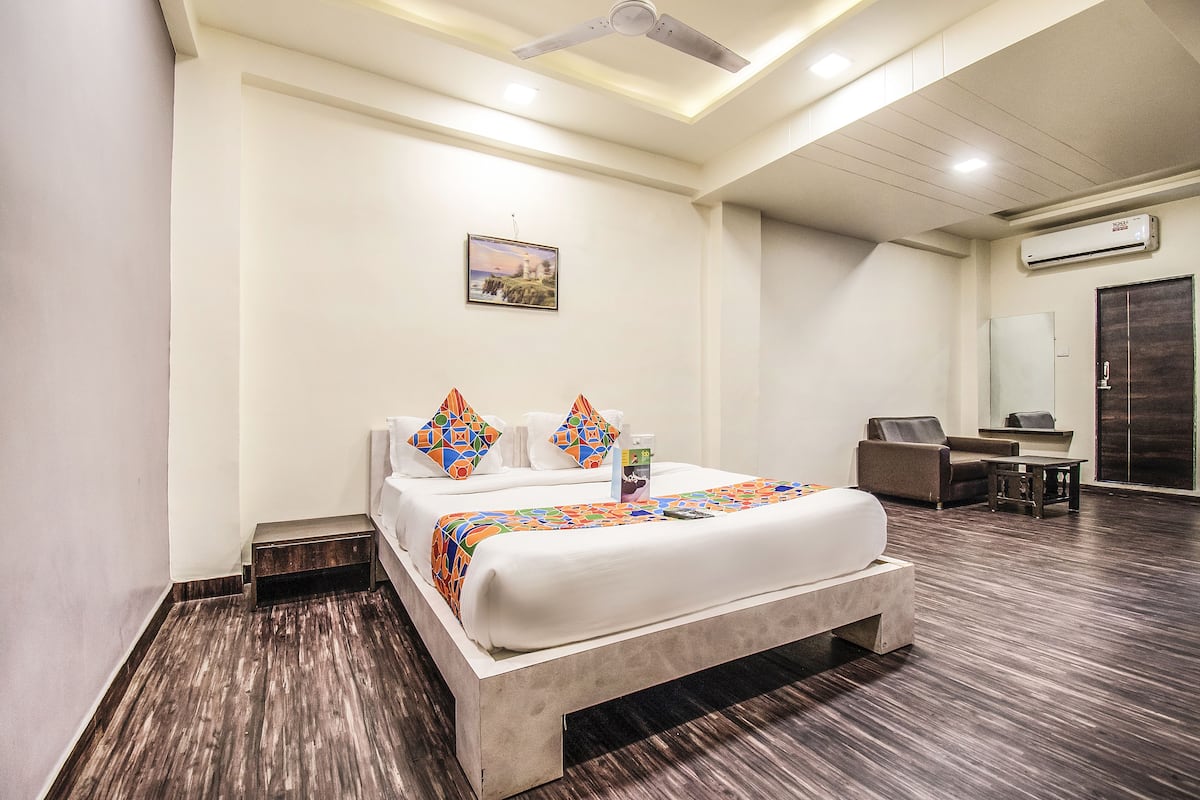 Executive Room, Non Smoking | Premium bedding, in-room safe, desk, rollaway beds