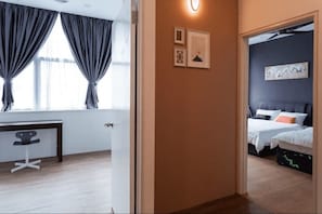 3 bedrooms, desk, bed sheets - 3r2b Bkt Bintang KL Town City by SYNC (Kuala Lumpur)