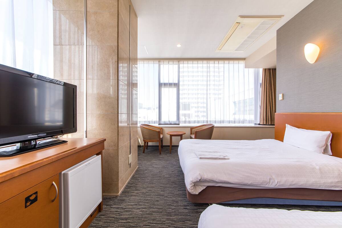 standard twin room, non smoking | desk, laptop workspace, blackout curtains, soundproofing