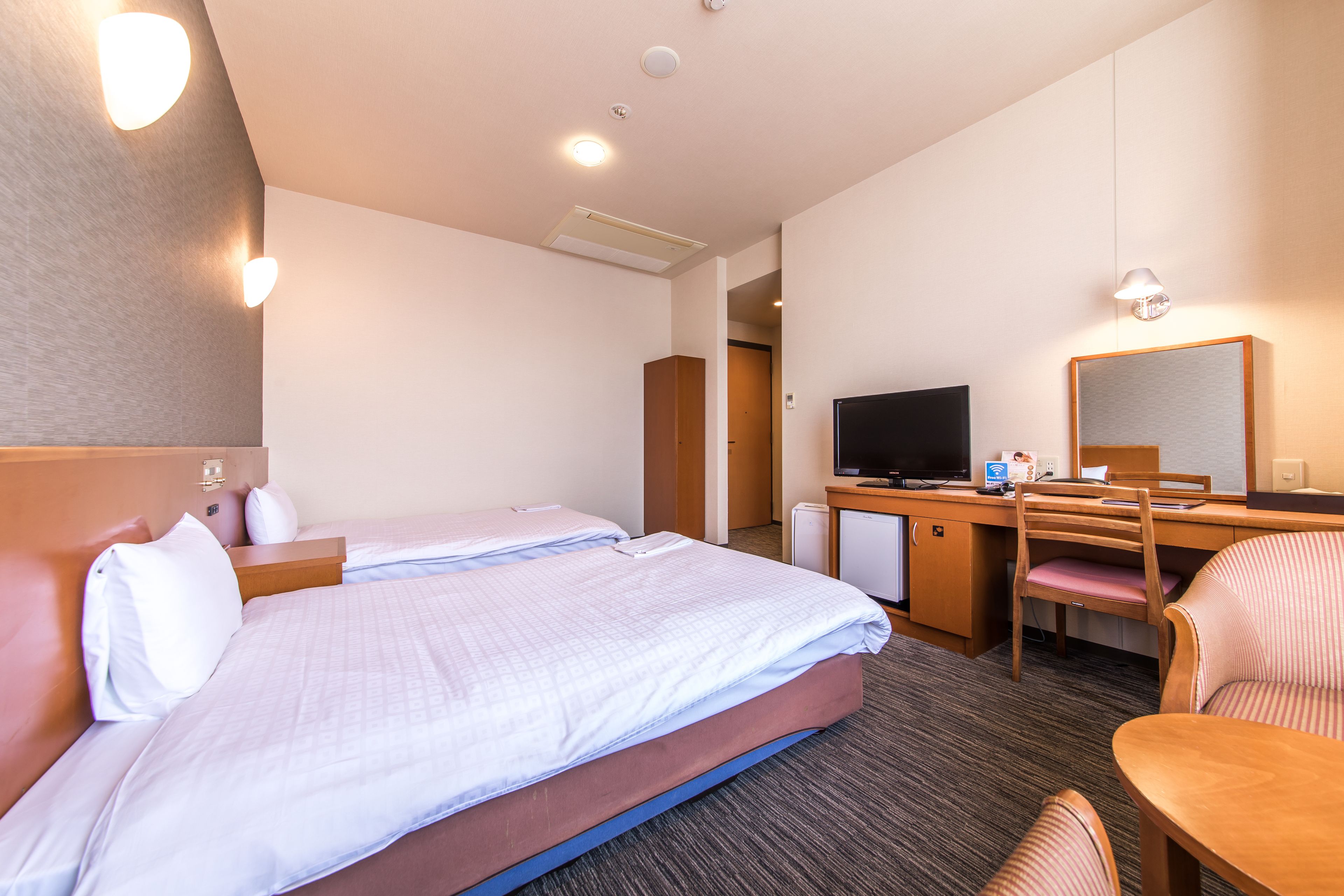 standard twin room, non smoking | desk, laptop workspace, blackout curtains, soundproofing
