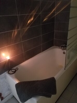 Kombination af bruser/badekar, hårtørrer, hjemmesko, Sæbe