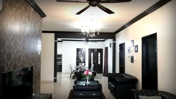 公寓, 4 間臥室, 河景 | 客廳 | LCD 液晶電視