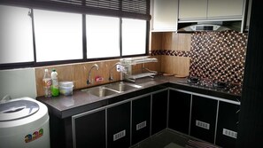 Apartemen, 4 kamar tidur, pemandangan sungai | Dapur kecil pribadi | Lemari es besar, microwave, kompor, dan mesin pembuat kopi/teh