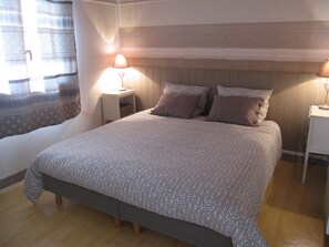 3 chambres, fer et planche à repasser