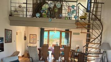 Télévision, cheminée, chaßne hi-fi