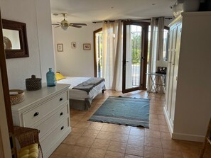 5 bedrooms, in-room safe, desk, iron/ironing board
