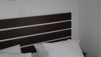 3 bedrooms, iron/ironing board, Internet