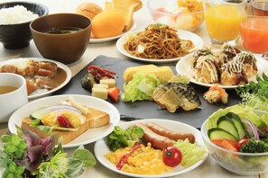 Variedade de pratos, incluindo noodles, sushi e salada, indicando uma seleção diversificada de refeições.