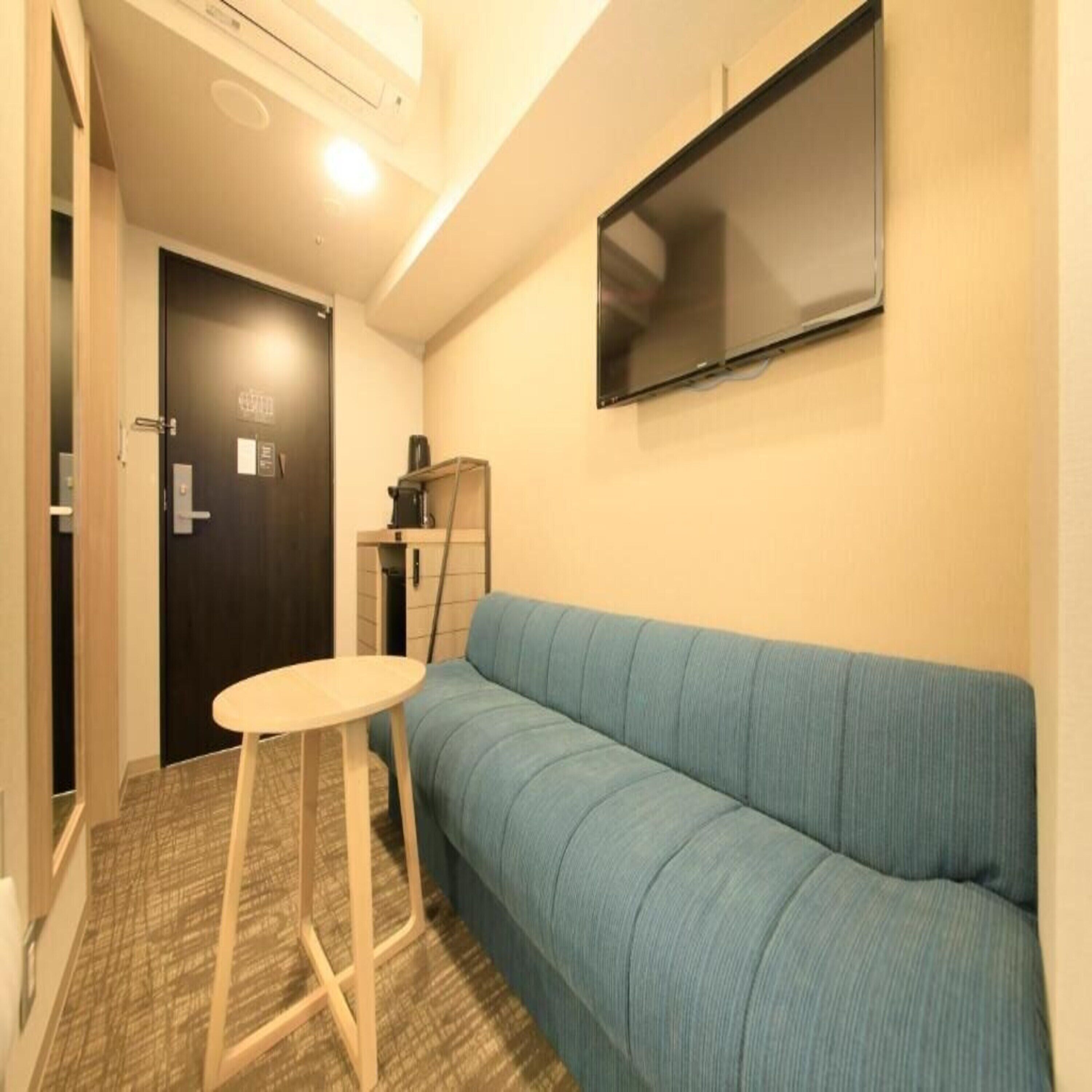 triple room, non smoking | living room | flat-screen tv