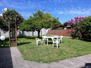 Outdoor dining - Beautiful family home. (Le Croisic)