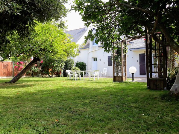 Outdoor dining - Beautiful family home. (Le Croisic)