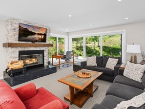 Fernseher, Kamin, Tischtennisplatte