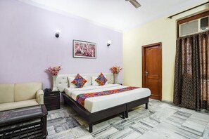 Premium bedding, desk, soundproofing, free WiFi - FabHotel Ivy Inn (Noida)