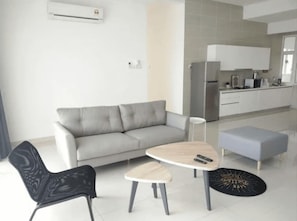 Apartment, 3 Bedrooms, Non Smoking | 3 bilik tidur, meja, seterika/papan seterika, cadar katil 