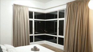 Apartment, 3 Bedrooms, Non Smoking | 3 bilik tidur, meja, seterika/papan seterika, cadar katil 